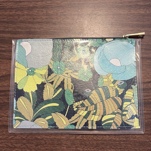 Marc Jacobs Runway Spring 2020 Limited Edition Makeup Bag - Picture 2 of 3